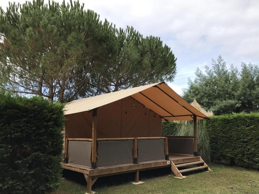 Camping Pas Cher vous présente avec son site Officiel campingpascher.fr, le Camping Ushuaïa Villages La Chesnays classé 4 étoiles, situé sur la commune de Vendays Montalivet dans le département Gironde (Aquitaine) en France. Le camping Ushuaïa Villages La Chesnays, vous présente un hébergement de type tente en toile et bois de 30 m² pour 1 personne. Le camping Ushuaïa Villages La Chesnays vous propose du vendredi 05 juin au vendredi 12 juin 2026 avec une PROMO de DERNIÈRE MINUTE, en promotion à -10% pour 7 nuits à 179,10 € au lieu de 199,0 € soit une Économie de 19,90 €. Cette location propose 23 dates différentes pour réserver votre séjour. Découvrez également les 12 autres gammes d'hébergements du camping. Les Avis clients pour le Camping Ushuaïa Villages La Chesnays sont excellents avec une note moyenne de 8 sur 10. Piscine chauffée, Piscine extérieure, Aire de jeux enfants, Baby-foot, Centre équestre, Cyclisme, Golf, Ping-pong, Piscine, Pétanque, Randonnée, Surf, Trampoline, Bar, Dépôt de pain, Plats à emporter, Snack/Bar, Épicerie,... En savoir plus : cliquez-ICI.