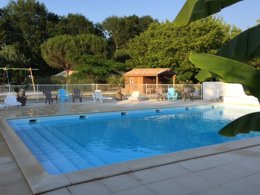 Camping Pas Cher vous présente avec son site Officiel campingpascher.fr, le Camping Ushuaïa Villages La Chesnays classé 4 étoiles, situé sur la commune de Vendays Montalivet dans le département Gironde (Aquitaine) en France. Le camping Ushuaïa Villages La Chesnays, vous présente un hébergement de type tente en toile et bois de 32 m² pour 2 personnes. Le camping Ushuaïa Villages La Chesnays vous propose du vendredi 05 juin au vendredi 12 juin 2026 avec une PROMO de DERNIÈRE MINUTE, en promotion à -10% pour 7 nuits à 170,10 € au lieu de 189,0 € soit une Économie de 18,90 €. Cette location propose 31 dates différentes pour réserver votre séjour. Découvrez également les 12 autres gammes d'hébergements du camping. Les Avis clients pour le Camping Ushuaïa Villages La Chesnays sont excellents avec une note moyenne de 8 sur 10. Piscine chauffée, Piscine extérieure, Aire de jeux enfants, Baby-foot, Centre équestre, Cyclisme, Golf, Ping-pong, Piscine, Pétanque, Randonnée, Surf, Trampoline, Bar, Dépôt de pain, Plats à emporter, Snack/Bar, Épicerie,... En savoir plus : cliquez-ICI.