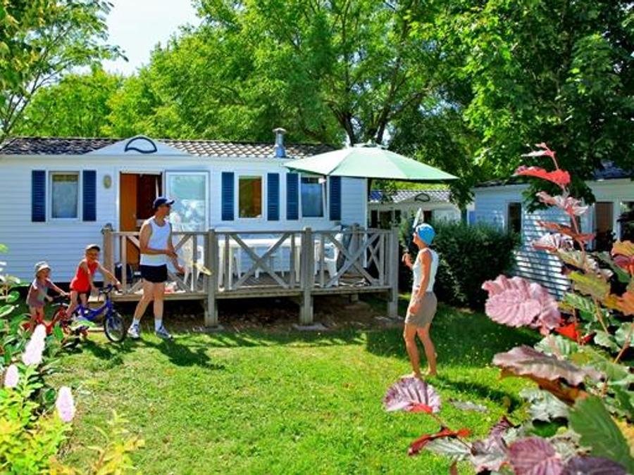 Camping Pas Cher vous présente avec son site Officiel campingpascher.fr, le Camping Les Granges classé 3 étoiles, situé sur la commune de Vayrac dans le département Lot (Midi Pyrénées) en France. Le camping Les Granges, vous présente un hébergement de type mobil-home de 28 m². Le camping Les Granges vous propose du vendredi 05 juin au vendredi 12 juin 2026 avec un DÉPART DEMAIN pour 7 nuits à 260€. Cette location propose 23 dates différentes pour réserver votre séjour. Découvrez également les 5 autres gammes d'hébergements du camping. Les Avis clients pour le Camping Les Granges sont excellents avec une note moyenne de 8 sur 10. Rivière, Piscine chauffée, Piscine extérieure, Animations familiales, Aire de jeux enfants, Baby-foot, Canoë-kayak, Centre équestre, Cyclisme, Flipper, Piscine, Pétanque, Randonnée, Terrain de football, Terrain de volley-ball, Bar, Dépôt de pain, Plats à emporter, Restaurant, Snack/Bar, Épicerie,... En savoir plus : cliquez-ICI.