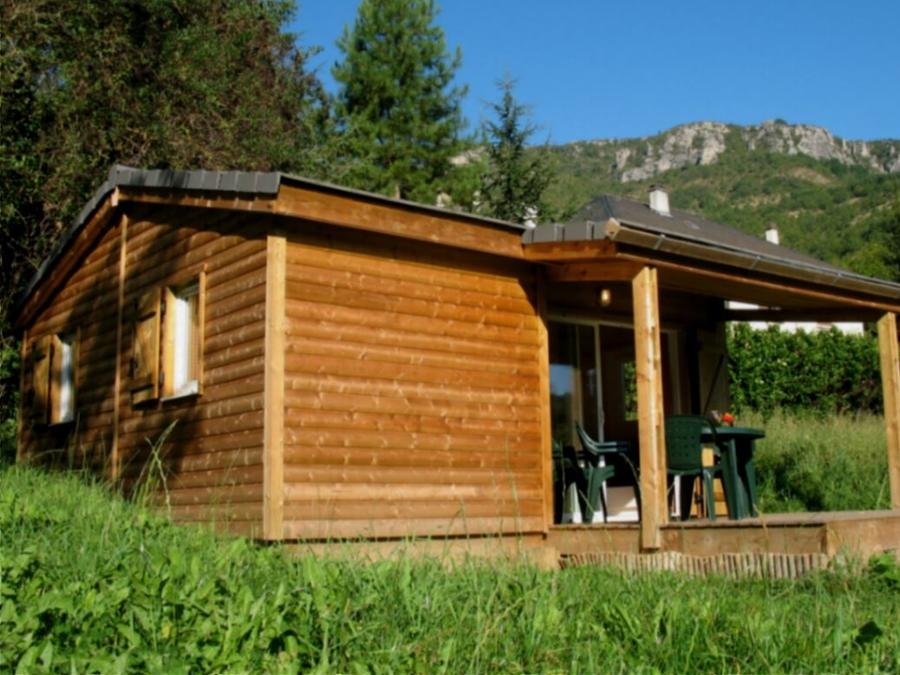 Camping Pas Cher vous présente avec son site Officiel campingpascher.fr, le Camping La Molière classé 2 étoiles, situé sur la commune de Vebron dans le département Lozere (Languedoc Roussillon) en France. Le camping La Molière vous propose un hébergement de type chalet de 39 m². L'établissement vous propose 2 autres types d'hébergements. Découvrez tous nos séjours à petits prix dans la commune et aux alentours de Vebron du département : Lozere (Languedoc Roussillon). Les Avis clients pour le Camping La Molière sont excellents avec une note moyenne de 10 sur 10. Lagon, Aire de jeux enfants, Ping-pong, Randonnée, Brasserie, Snack/Bar, Supermarché,... En savoir plus : cliquez-ICI.