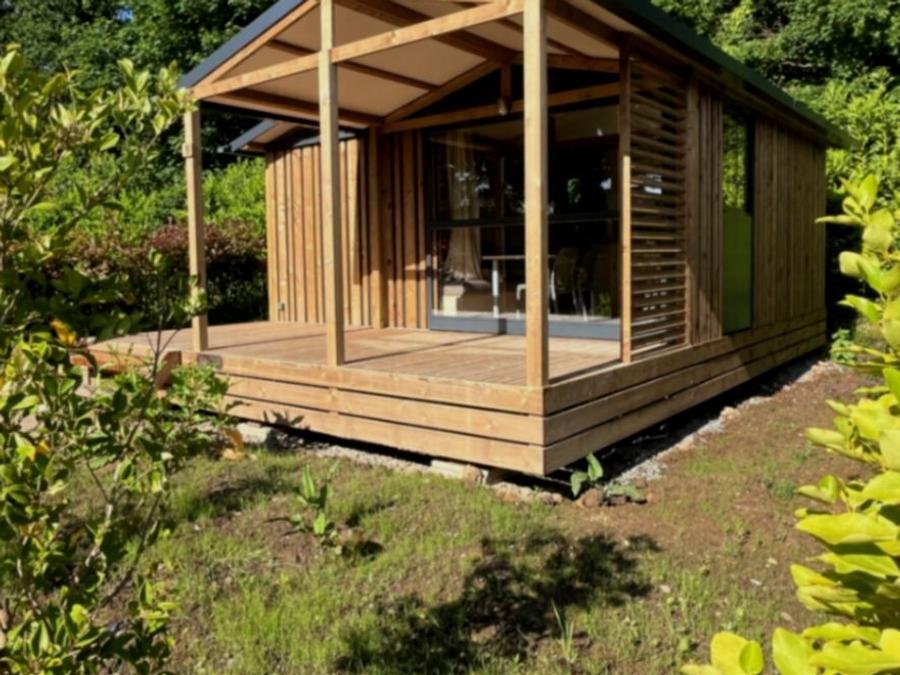 Camping Pas Cher vous présente avec son site Officiel campingpascher.fr, le Camping La Molière classé 2 étoiles, situé sur la commune de Vebron dans le département Lozere (Languedoc Roussillon) en France. Le camping La Molière vous propose un hébergement de type chalet de 37 m² pour 5 personnes. L'établissement vous propose 3 autres types d'hébergements. Découvrez tous nos séjours à petits prix dans la commune et aux alentours de Vebron du département : Lozere (Languedoc Roussillon). Les Avis clients pour le Camping La Molière sont excellents avec une note moyenne de 10 sur 10. Lagon, Aire de jeux enfants, Ping-pong, Randonnée, Brasserie, Snack/Bar, Supermarché,... En savoir plus : cliquez-ICI.