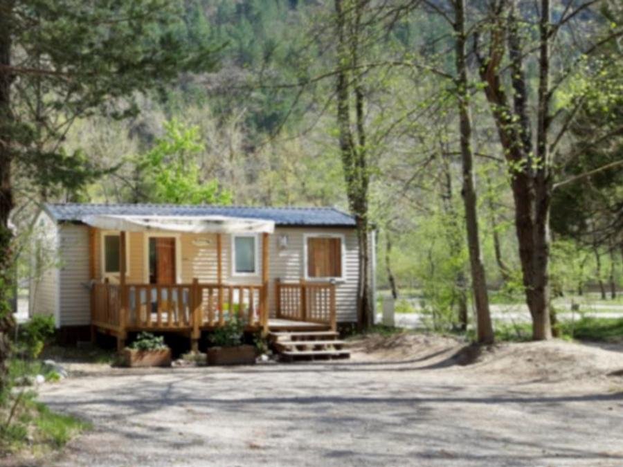 Camping Pas Cher vous présente avec son site Officiel campingpascher.fr, le Camping Les Acacias classé 3 étoiles, situé sur la commune de Vercheny dans le département Drome (Rhône Alpes) en France. Le camping Les Acacias vous propose un hébergement de type mobil-home de 30 m². L'établissement vous propose 6 autres types d'hébergements. Découvrez tous nos séjours à petits prix dans la commune et aux alentours de Vercheny du département : Drome (Rhône Alpes). Les Avis clients pour le Camping Les Acacias sont excellents avec une note moyenne de 8 sur 10. Rivière, Animations familiales, Club ados, Club enfants, Aire de jeux enfants, Canoë-kayak, Cyclisme, Ping-pong, Pétanque, Randonnée, Structure gonflable enfants, Terrain de football, Trampoline, Bar, Dépôt de pain, Plats à emporter, Snack/Bar, Épicerie,... En savoir plus : cliquez-ICI.