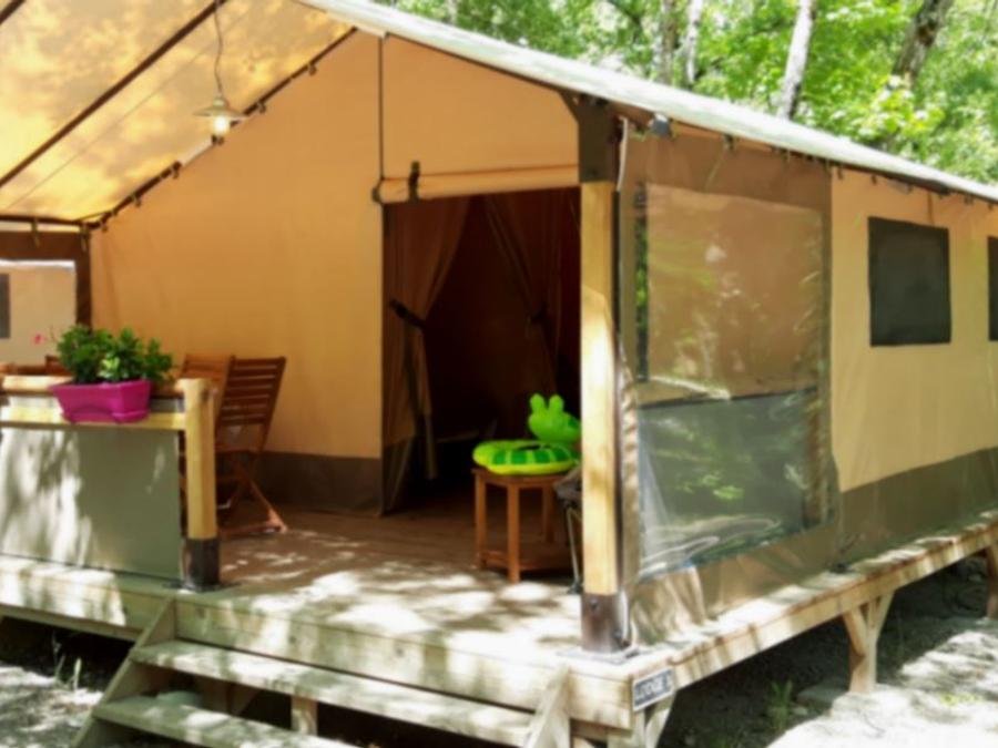 Camping Pas Cher vous présente avec son site Officiel campingpascher.fr, le Camping Les Acacias classé 3 étoiles, situé sur la commune de Vercheny dans le département Drome (Rhône Alpes) en France. Le camping Les Acacias vous propose un hébergement de type tente en toile et bois de 30 m² pour 2 personnes. L'établissement vous propose 6 autres types d'hébergements. Découvrez tous nos séjours à petits prix dans la commune et aux alentours de Vercheny du département : Drome (Rhône Alpes). Les Avis clients pour le Camping Les Acacias sont excellents avec une note moyenne de 8 sur 10. Rivière, Animations familiales, Club ados, Club enfants, Aire de jeux enfants, Canoë-kayak, Cyclisme, Ping-pong, Pétanque, Randonnée, Structure gonflable enfants, Terrain de football, Trampoline, Bar, Dépôt de pain, Plats à emporter, Snack/Bar, Épicerie,... En savoir plus : cliquez-ICI.