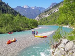 Camping Pas Cher vous présente avec son site Officiel campingpascher.fr, le Camping Les Acacias classé 3 étoiles, situé sur la commune de Vercheny dans le département Drome (Rhône Alpes) en France. Le camping Les Acacias vous propose un hébergement de type tente en toile et bois de 30 m² pour 2 personnes. L'établissement vous propose 6 autres types d'hébergements. Découvrez tous nos séjours à petits prix dans la commune et aux alentours de Vercheny du département : Drome (Rhône Alpes). Les Avis clients pour le Camping Les Acacias sont excellents avec une note moyenne de 8 sur 10. Rivière, Animations familiales, Club ados, Club enfants, Aire de jeux enfants, Canoë-kayak, Cyclisme, Ping-pong, Pétanque, Randonnée, Structure gonflable enfants, Terrain de football, Trampoline, Bar, Dépôt de pain, Plats à emporter, Snack/Bar, Épicerie,... En savoir plus : cliquez-ICI.