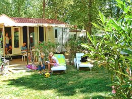 Camping Pas Cher vous présente avec son site Officiel campingpascher.fr, le Camping L'Air Marin classé 4 étoiles, situé sur la commune de Vias dans le département Hérault (Languedoc Roussillon) en France. Le camping L'Air Marin, vous présente un hébergement de type mobil-home de 28 m² pour 6 personnes avec climatisation. Le camping L'Air Marin vous propose du sam. 16 mai au sam. 23 mai 2026, en promotion à -14% pour 7 nuits à 246 € au lieu de 287,0 € soit une Économie de 41 €. Cette location propose 88 dates différentes pour réserver votre séjour. Découvrez également les 21 autres gammes d'hébergements du camping. Les Avis clients pour le Camping L'Air Marin sont excellents avec une note moyenne de 8 sur 10. MerÉtang, Parc aquatique, Piscine couverte, Piscine extérieure, Animations familiales, Club ados, Club enfants, Aire de jeux enfants, Court de padel en extérieur, Parcours sportif, Ping-pong, Pétanque, Salle de fitness, Terrain de beach-volley, Terrain de football, Terrain multisports, Bar, Dépôt de pain, Plats à emporter, Restaurant, Snack/Bar, Épicerie,... En savoir plus : cliquez-ICI.