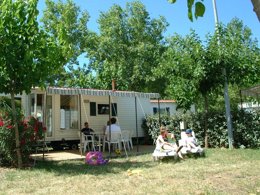 Camping Pas Cher vous présente avec son site Officiel campingpascher.fr, le Camping L'Air Marin classé 4 étoiles, situé sur la commune de Vias dans le département Hérault (Languedoc Roussillon) en France. Le camping L'Air Marin, vous présente un hébergement de type mobil-home de 28 m² pour 4 personnes. Le camping L'Air Marin vous propose du dimanche 17 mai au dimanche 24 mai 2026, en promotion à -14% pour 7 nuits à 234 € au lieu de 273,0 € soit une Économie de 39 €. Cette location propose 23 dates différentes pour réserver votre séjour. Découvrez également les 21 autres gammes d'hébergements du camping. Les Avis clients pour le Camping L'Air Marin sont excellents avec une note moyenne de 8 sur 10. MerÉtang, Parc aquatique, Piscine couverte, Piscine extérieure, Animations familiales, Club ados, Club enfants, Aire de jeux enfants, Court de padel en extérieur, Parcours sportif, Ping-pong, Pétanque, Salle de fitness, Terrain de beach-volley, Terrain de football, Terrain multisports, Bar, Dépôt de pain, Plats à emporter, Restaurant, Snack/Bar, Épicerie,... En savoir plus : cliquez-ICI.
