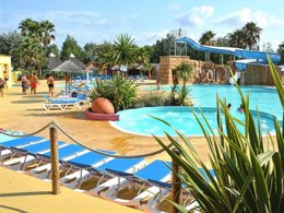 Camping Pas Cher vous présente avec son site Officiel campingpascher.fr, le Camping L'Air Marin classé 4 étoiles, situé sur la commune de Vias dans le département Hérault (Languedoc Roussillon) en France. Le camping L'Air Marin, vous présente un hébergement de type mobil-home de 28 m² pour 4 personnes. Le camping L'Air Marin vous propose du sam. 16 mai au sam. 23 mai 2026, en promotion à -14% pour 7 nuits à 234 € au lieu de 273,0 € soit une Économie de 39 €. Cette location propose 88 dates différentes pour réserver votre séjour. Découvrez également les 21 autres gammes d'hébergements du camping. Les Avis clients pour le Camping L'Air Marin sont excellents avec une note moyenne de 8 sur 10. MerÉtang, Parc aquatique, Piscine couverte, Piscine extérieure, Animations familiales, Club ados, Club enfants, Aire de jeux enfants, Court de padel en extérieur, Parcours sportif, Ping-pong, Pétanque, Salle de fitness, Terrain de beach-volley, Terrain de football, Terrain multisports, Bar, Dépôt de pain, Plats à emporter, Restaurant, Snack/Bar, Épicerie,... En savoir plus : cliquez-ICI.