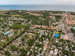 Camping Pas Cher vous présente avec son site Officiel campingpascher.fr, le Camping Siblu La Carabasse - Funpass Inclus classé 4 étoiles, situé sur la commune de Vias dans le département Hérault (Languedoc Roussillon) en France. Le camping Siblu La Carabasse - Funpass Inclus, vous présente un hébergement de type mobil-home avec climatisation. Le camping Siblu La Carabasse - Funpass Inclus vous propose du jeudi 04 juin au jeudi 11 juin 2026 avec une PROMO de DERNIÈRE MINUTE, en promotion à -17% pour 7 nuits à 319 € au lieu de 385 € soit une Économie de 66 €. Cette location propose 37 dates différentes pour réserver votre séjour. Découvrez également les 9 autres gammes d'hébergements du camping. Les Avis clients pour le Camping Siblu La Carabasse - Funpass Inclus sont excellents avec une note moyenne de 8 sur 10. Parc aquatique, Piscine chauffée, Piscine extérieure, Animations familiales, Club ados, Club enfants, Aire de jeux enfants, Baby-foot, Court de tennis, Flipper, Jet-ski, Paddle, Ping-pong, Planche à voile, Pétanque, Salle de jeux vidéo, Terrain de beach-volley, Terrain multisports, Bar, Dépôt de pain, Plats à emporter, Restaurant, Snack/Bar, Épicerie,... En savoir plus : cliquez-ICI.