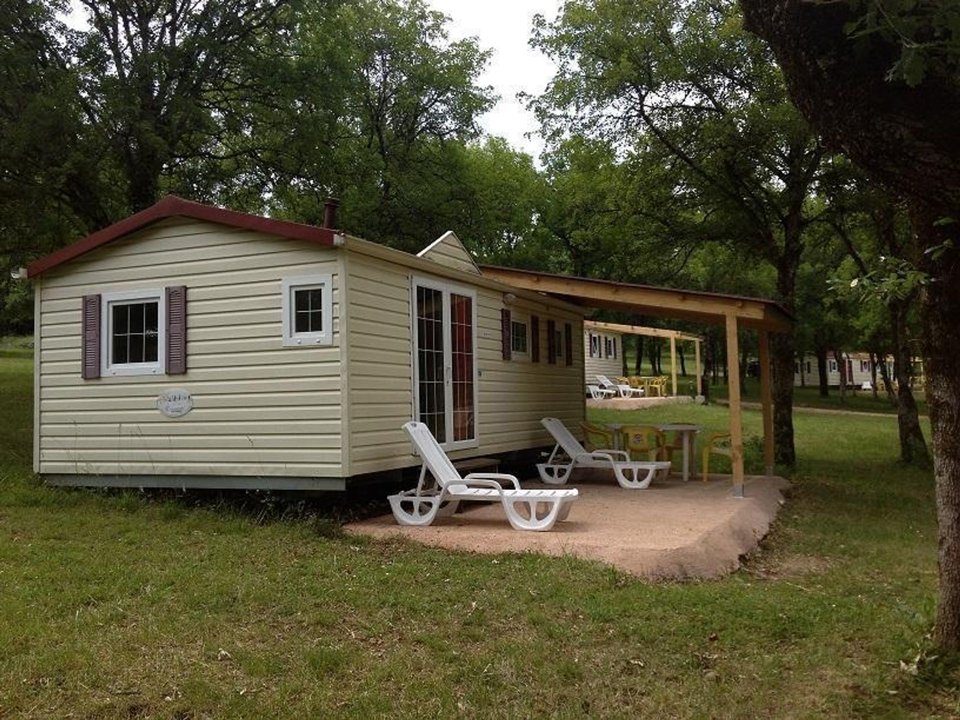Camping Pas Cher vous présente avec son site Officiel campingpascher.fr, le Camping Domaine Du Mas Du Saboth classé 4 étoiles, situé sur la commune de Vers dans le département Lot (Midi Pyrénées) en France. Le camping Domaine Du Mas Du Saboth vous propose un hébergement de type mobil-home de 38 m². L'établissement vous propose 16 autres types d'hébergements. Découvrez tous nos séjours à petits prix dans la commune et aux alentours de Vers du département : Lot (Midi Pyrénées). Les Avis clients pour le Camping Domaine Du Mas Du Saboth sont excellents avec une note moyenne de 8 sur 10. Piscine couverte, Piscine extérieure, Club ados, Club enfants, Aire de jeux enfants, Baby-foot, Court de tennis, Ping-pong, Pétanque, Salle de fitness, Terrain de badminton, Terrain de beach-volley, Terrain de football, Terrain de volley-ball, Terrain multisports, Trampoline, Dépôt de pain, Plats à emporter,... En savoir plus : cliquez-ICI.