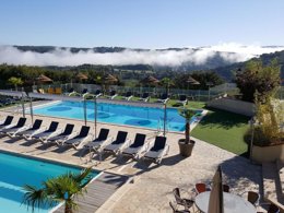 Camping Pas Cher vous présente avec son site Officiel campingpascher.fr, le Camping Domaine Du Mas Du Saboth classé 4 étoiles, situé sur la commune de Vers dans le département Lot (Midi Pyrénées) en France. Le camping Domaine Du Mas Du Saboth vous propose un hébergement de type chalet de 23 m². L'établissement vous propose 16 autres types d'hébergements. Découvrez tous nos séjours à petits prix dans la commune et aux alentours de Vers du département : Lot (Midi Pyrénées). Les Avis clients pour le Camping Domaine Du Mas Du Saboth sont excellents avec une note moyenne de 8 sur 10. Piscine couverte, Piscine extérieure, Club ados, Club enfants, Aire de jeux enfants, Baby-foot, Court de tennis, Ping-pong, Pétanque, Salle de fitness, Terrain de badminton, Terrain de beach-volley, Terrain de football, Terrain de volley-ball, Terrain multisports, Trampoline, Dépôt de pain, Plats à emporter,... En savoir plus : cliquez-ICI.