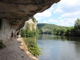 Camping Pas Cher vous présente avec son site Officiel campingpascher.fr, le Camping Domaine Du Mas Du Saboth classé 4 étoiles, situé sur la commune de Vers dans le département Lot (Midi Pyrénées) en France. Le camping Domaine Du Mas Du Saboth vous propose un hébergement de type chalet de 45 m² pour 3 personnes. L'établissement vous propose 16 autres types d'hébergements. Découvrez tous nos séjours à petits prix dans la commune et aux alentours de Vers du département : Lot (Midi Pyrénées). Les Avis clients pour le Camping Domaine Du Mas Du Saboth sont excellents avec une note moyenne de 8 sur 10. Piscine couverte, Piscine extérieure, Club ados, Club enfants, Aire de jeux enfants, Baby-foot, Court de tennis, Ping-pong, Pétanque, Salle de fitness, Terrain de badminton, Terrain de beach-volley, Terrain de football, Terrain de volley-ball, Terrain multisports, Trampoline, Dépôt de pain, Plats à emporter,... En savoir plus : cliquez-ICI.