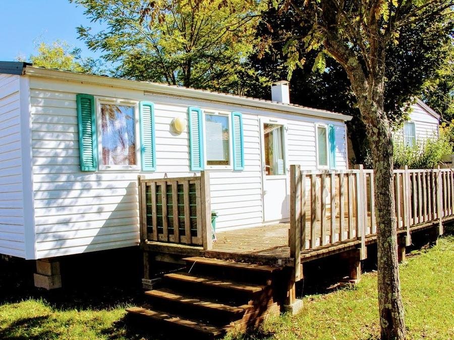 Camping Pas Cher vous présente avec son site Officiel campingpascher.fr, le Camping Le Pontis classé 3 étoiles, situé sur la commune de Verteillac dans le département Dordogne (Aquitaine) en France. Le camping Le Pontis vous propose un hébergement de type mobil-home de 34 m² (télévision). Cet hébergement propose plus de 52 dates différentes pour réserver ! Pour dévouvrir la période la moins chère, consultez la rubrique 'Tarifs' et sélectionnez votre mois de départ. L'établissement vous propose 6 autres types d'hébergements. Découvrez tous nos séjours à petits prix dans la commune et aux alentours de Verteillac du département : Dordogne (Aquitaine). Les Avis clients pour le Camping Le Pontis sont excellents avec une note moyenne de 8 sur 10. Piscine chauffée, Piscine extérieure, Animations familiales, Aire de jeux enfants, Canoë-kayak, Centre équestre, Court de tennis, Ping-pong, Pétanque, Terrain de football, Terrain multisports, Bar, Boulangerie, Bureau de tabac, Restaurant, Restaurant grill, Snack/Bar, Station-service, Supermarché, Épicerie,... En savoir plus : cliquez-ICI.