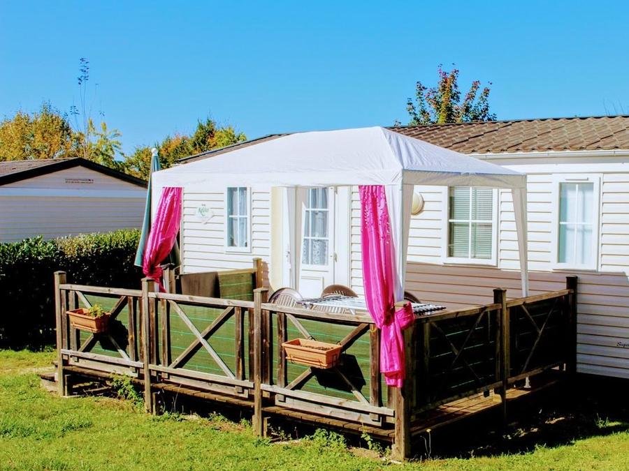 Camping Pas Cher vous présente avec son site Officiel campingpascher.fr, le Camping Le Pontis classé 3 étoiles, situé sur la commune de Verteillac dans le département Dordogne (Aquitaine) en France. Le camping Le Pontis vous propose un hébergement de type mobil-home de 30 m² (télévision). L'établissement vous propose 10 autres types d'hébergements. Découvrez tous nos séjours à petits prix dans la commune et aux alentours de Verteillac du département : Dordogne (Aquitaine). Les Avis clients pour le Camping Le Pontis sont excellents avec une note moyenne de 8 sur 10. Piscine chauffée, Piscine extérieure, Animations familiales, Aire de jeux enfants, Canoë-kayak, Centre équestre, Court de tennis, Ping-pong, Pétanque, Terrain de football, Terrain multisports, Bar, Boulangerie, Bureau de tabac, Restaurant, Restaurant grill, Snack/Bar, Station-service, Supermarché, Épicerie,... En savoir plus : cliquez-ICI.