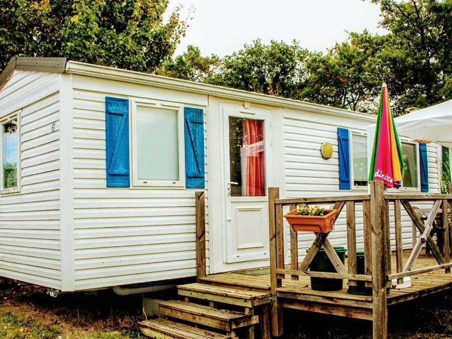 Camping Pas Cher vous présente avec son site Officiel campingpascher.fr, le Camping Le Pontis classé 3 étoiles, situé sur la commune de Verteillac dans le département Dordogne (Aquitaine) en France. Le camping Le Pontis vous propose un hébergement de type mobil-home de 25 m² (télévision). Cet hébergement propose plus de 52 dates différentes pour réserver ! Pour dévouvrir la période la moins chère, consultez la rubrique 'Tarifs' et sélectionnez votre mois de départ. L'établissement vous propose 6 autres types d'hébergements. Découvrez tous nos séjours à petits prix dans la commune et aux alentours de Verteillac du département : Dordogne (Aquitaine). Les Avis clients pour le Camping Le Pontis sont excellents avec une note moyenne de 8 sur 10. Piscine chauffée, Piscine extérieure, Animations familiales, Aire de jeux enfants, Canoë-kayak, Centre équestre, Court de tennis, Ping-pong, Pétanque, Terrain de football, Terrain multisports, Bar, Boulangerie, Bureau de tabac, Restaurant, Restaurant grill, Snack/Bar, Station-service, Supermarché, Épicerie,... En savoir plus : cliquez-ICI.