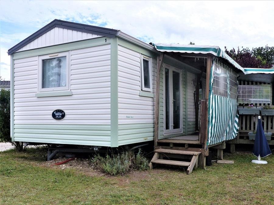 Camping Pas Cher vous présente avec son site Officiel campingpascher.fr, le Camping Le Pontis classé 3 étoiles, situé sur la commune de Verteillac dans le département Dordogne (Aquitaine) en France. Le camping Le Pontis vous propose un hébergement de type mobil-home de 24 m² (télévision). L'établissement vous propose 10 autres types d'hébergements. Découvrez tous nos séjours à petits prix dans la commune et aux alentours de Verteillac du département : Dordogne (Aquitaine). Les Avis clients pour le Camping Le Pontis sont excellents avec une note moyenne de 8 sur 10. Piscine chauffée, Piscine extérieure, Animations familiales, Aire de jeux enfants, Canoë-kayak, Centre équestre, Court de tennis, Ping-pong, Pétanque, Terrain de football, Terrain multisports, Bar, Boulangerie, Bureau de tabac, Restaurant, Restaurant grill, Snack/Bar, Station-service, Supermarché, Épicerie,... En savoir plus : cliquez-ICI.