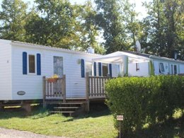 Camping Pas Cher vous présente avec son site Officiel campingpascher.fr, le Camping Le Pontis classé 3 étoiles, situé sur la commune de Verteillac dans le département Dordogne (Aquitaine) en France. Le camping Le Pontis vous propose un hébergement de type mobil-home de 25 m² (télévision). Cet hébergement propose plus de 102 dates différentes pour réserver ! Pour dévouvrir la période la moins chère, consultez la rubrique 'Tarifs' et sélectionnez votre mois de départ. L'établissement vous propose 6 autres types d'hébergements. Découvrez tous nos séjours à petits prix dans la commune et aux alentours de Verteillac du département : Dordogne (Aquitaine). Les Avis clients pour le Camping Le Pontis sont excellents avec une note moyenne de 8 sur 10. Piscine chauffée, Piscine extérieure, Animations familiales, Aire de jeux enfants, Canoë-kayak, Centre équestre, Court de tennis, Ping-pong, Pétanque, Terrain de football, Terrain multisports, Bar, Boulangerie, Bureau de tabac, Restaurant, Restaurant grill, Snack/Bar, Station-service, Supermarché, Épicerie,... En savoir plus : cliquez-ICI.