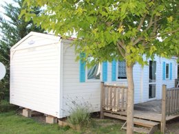 Camping Pas Cher vous présente avec son site Officiel campingpascher.fr, le Camping Le Pontis classé 3 étoiles, situé sur la commune de Verteillac dans le département Dordogne (Aquitaine) en France. Le camping Le Pontis vous propose un hébergement de type mobil-home de 30 m² (télévision). Cet hébergement propose plus de 102 dates différentes pour réserver ! Pour dévouvrir la période la moins chère, consultez la rubrique 'Tarifs' et sélectionnez votre mois de départ. L'établissement vous propose 6 autres types d'hébergements. Découvrez tous nos séjours à petits prix dans la commune et aux alentours de Verteillac du département : Dordogne (Aquitaine). Les Avis clients pour le Camping Le Pontis sont excellents avec une note moyenne de 8 sur 10. Piscine chauffée, Piscine extérieure, Animations familiales, Aire de jeux enfants, Canoë-kayak, Centre équestre, Court de tennis, Ping-pong, Pétanque, Terrain de football, Terrain multisports, Bar, Boulangerie, Bureau de tabac, Restaurant, Restaurant grill, Snack/Bar, Station-service, Supermarché, Épicerie,... En savoir plus : cliquez-ICI.