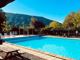 Camping Pas Cher vous présente avec son site Officiel campingpascher.fr, le Camping Le Matin Calme classé 3 étoiles, situé sur la commune de Vesc dans le département Drome (Rhône Alpes) en France. Le camping Le Matin Calme vous propose un hébergement de type chalet de 23 m². L'établissement vous propose 3 autres types d'hébergements. Découvrez tous nos séjours à petits prix dans la commune et aux alentours de Vesc du département : Drome (Rhône Alpes). Les Avis clients pour le Camping Le Matin Calme sont excellents avec une note moyenne de 8 sur 10. Piscine extérieure, Aire de jeux enfants, Baby-foot, Centre équestre, Court de tennis, Cyclisme, Ping-pong, Pétanque, Randonnée, Bar, Dépôt de pain, Snack/Bar,... En savoir plus : cliquez-ICI.