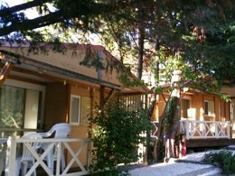 Camping Pas Cher vous présente avec son site Officiel campingpascher.fr, le Camping Le Matin Calme classé 3 étoiles, situé sur la commune de Vesc dans le département Drome (Rhône Alpes) en France. Le camping Le Matin Calme, vous présente un hébergement de type chalet de 25 m². Le camping Le Matin Calme vous propose du vendredi 19 juin au vendredi 26 juin 2026 pour 7 nuits à 885€. Cette location propose 13 dates différentes pour réserver votre séjour. Découvrez également les 2 autres gammes d'hébergements du camping. Les Avis clients pour le Camping Le Matin Calme sont excellents avec une note moyenne de 8 sur 10. Piscine extérieure, Aire de jeux enfants, Baby-foot, Centre équestre, Court de tennis, Cyclisme, Ping-pong, Pétanque, Randonnée, Bar, Dépôt de pain, Snack/Bar,... En savoir plus : cliquez-ICI.