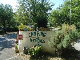 Camping Pas Cher vous présente avec son site Officiel campingpascher.fr, le Camping Les Chênes classé 3 étoiles, situé sur la commune de Vesseaux dans le département Ardèche (Rhône Alpes) en France. Le camping Les Chênes vous propose un hébergement de type mobil-home pour 4 personnes (télévision). L'établissement vous propose 6 autres types d'hébergements. Découvrez tous nos séjours à petits prix dans la commune et aux alentours de Vesseaux du département : Ardèche (Rhône Alpes). Les Avis clients pour le Camping Les Chênes sont excellents avec une note moyenne de 8 sur 10. Piscine extérieure, Aire de jeux enfants, Canoë-kayak, Ping-pong, Pétanque, Structure gonflable enfants, Boulangerie, Bureau de tabac, Dépôt de pain, Snack/Bar, Supermarché, Épicerie,... En savoir plus : cliquez-ICI.