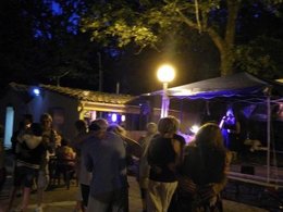 Camping Pas Cher vous présente avec son site Officiel campingpascher.fr, le Camping Les Chênes classé 3 étoiles, situé sur la commune de Vesseaux dans le département Ardèche (Rhône Alpes) en France. Le camping Les Chênes vous propose un hébergement de type mobil-home de 20 m². L'établissement vous propose 6 autres types d'hébergements. Découvrez tous nos séjours à petits prix dans la commune et aux alentours de Vesseaux du département : Ardèche (Rhône Alpes). Les Avis clients pour le Camping Les Chênes sont excellents avec une note moyenne de 8 sur 10. Piscine extérieure, Aire de jeux enfants, Canoë-kayak, Ping-pong, Pétanque, Structure gonflable enfants, Boulangerie, Bureau de tabac, Dépôt de pain, Snack/Bar, Supermarché, Épicerie,... En savoir plus : cliquez-ICI.