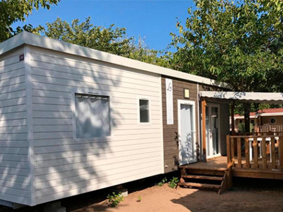 Camping Pas Cher vous présente avec son site Officiel campingpascher.fr, le Camping Paradis Cayola classé 4 étoiles, situé sur la commune de Vias dans le département Hérault (Languedoc Roussillon) en France. Le camping Paradis Cayola vous propose un hébergement de type mobil-home de 32 m² avec climatisation (télévision). L'établissement vous propose 27 autres types d'hébergements. Découvrez tous nos séjours à petits prix dans la commune et aux alentours de Vias du département : Hérault (Languedoc Roussillon). Les Avis clients pour le Camping Paradis Cayola sont excellents avec une note moyenne de 8 sur 10. Piscine chauffée, Piscine extérieure, Animation ados, Animations familiales, Club enfants, Aire de jeux enfants, Baby-foot, Canoë-kayak, Court de tennis, Jet-ski, Location de bateaux, Paddle, Ping-pong, Piscine, Pétanque, Structure gonflable enfants, Terrain de beach-volley, Terrain multisports, Bar, Brasserie, Épicerie,... En savoir plus : cliquez-ICI.