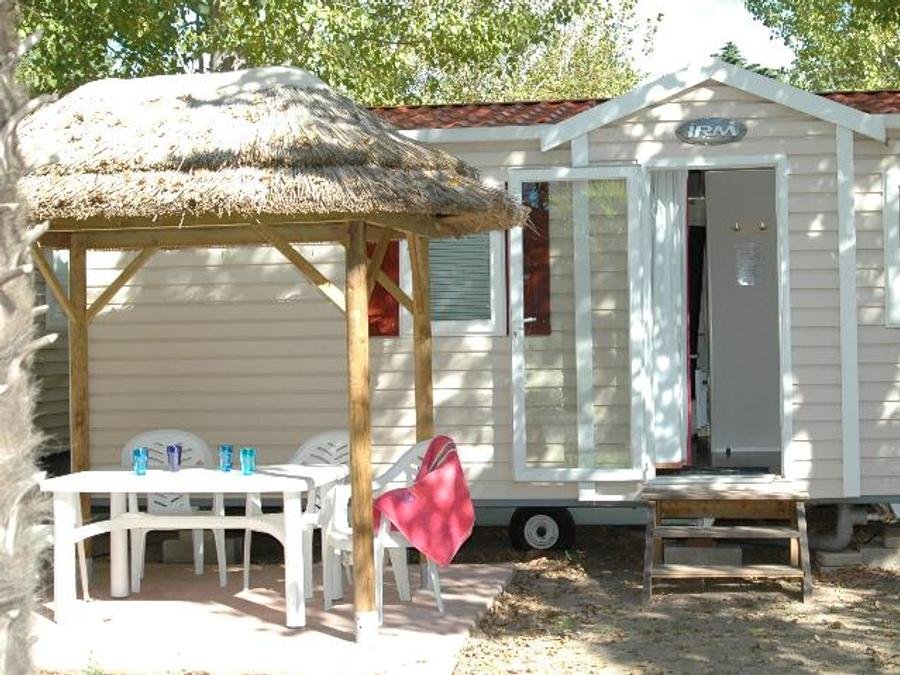 Camping Pas Cher vous présente avec son site Officiel campingpascher.fr, le Camping Le Cayola classé 4 étoiles, situé sur la commune de Vias dans le département Hérault (Languedoc Roussillon) en France. Le camping Le Cayola, vous présente un hébergement de type mobil-home de 23 m² avec climatisation et télévision. Le camping Le Cayola vous proposeun séjour PAS CHER avec une REMISEdu sam. 13 juin au sam. 20 juin 2026, en promotion à -35% pour 7 nuits à 185 € au lieu de 285,0 € soit une Économie de 100 €. Cette location propose 7 dates différentes pour réserver votre séjour. Découvrez également les 27 autres gammes d'hébergements du camping. Les Avis clients pour le Camping Le Cayola sont excellents avec une note moyenne de 8 sur 10. Piscine chauffée, Piscine extérieure, Animation ados, Animations familiales, Club enfants, Aire de jeux enfants, Baby-foot, Canoë-kayak, Court de tennis, Jet-ski, Location de bateaux, Paddle, Ping-pong, Piscine, Pétanque, Structure gonflable enfants, Terrain de beach-volley, Terrain multisports, Bar, Brasserie, Épicerie,... En savoir plus : cliquez-ICI.