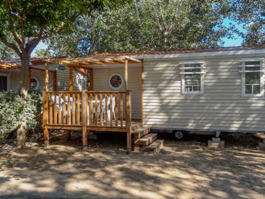 Camping Pas Cher vous présente avec son site Officiel campingpascher.fr, le Camping Paradis Cayola classé 4 étoiles, situé sur la commune de Vias dans le département Hérault (Languedoc Roussillon) en France. Le camping Paradis Cayola vous propose un hébergement de type mobil-home de 27 m² pour 2 personnes avec climatisation (télévision). L'établissement vous propose 27 autres types d'hébergements. Découvrez tous nos séjours à petits prix dans la commune et aux alentours de Vias du département : Hérault (Languedoc Roussillon). Les Avis clients pour le Camping Paradis Cayola sont excellents avec une note moyenne de 8 sur 10. Piscine chauffée, Piscine extérieure, Animation ados, Animations familiales, Club enfants, Aire de jeux enfants, Baby-foot, Canoë-kayak, Court de tennis, Jet-ski, Location de bateaux, Paddle, Ping-pong, Piscine, Pétanque, Structure gonflable enfants, Terrain de beach-volley, Terrain multisports, Bar, Brasserie, Épicerie,... En savoir plus : cliquez-ICI.