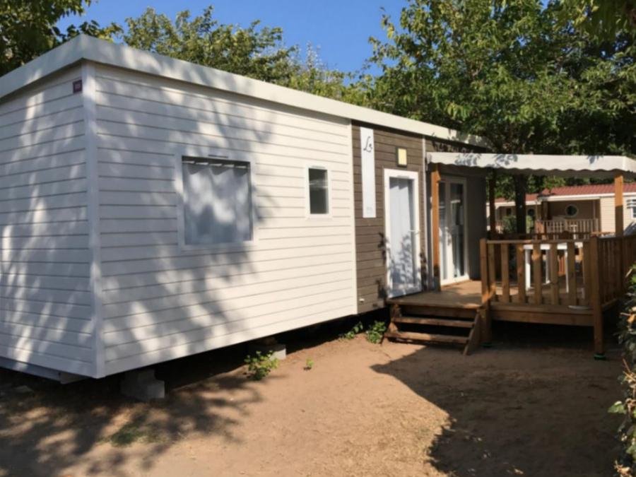 Camping Pas Cher vous présente avec son site Officiel campingpascher.fr, le Camping Paradis Cayola classé 4 étoiles, situé sur la commune de Vias dans le département Hérault (Languedoc Roussillon) en France. Le camping Paradis Cayola vous propose un hébergement de type mobil-home de 32 m² avec climatisation (télévision). L'établissement vous propose 27 autres types d'hébergements. Découvrez tous nos séjours à petits prix dans la commune et aux alentours de Vias du département : Hérault (Languedoc Roussillon). Les Avis clients pour le Camping Paradis Cayola sont excellents avec une note moyenne de 8 sur 10. Piscine chauffée, Piscine extérieure, Animation ados, Animations familiales, Club enfants, Aire de jeux enfants, Baby-foot, Canoë-kayak, Court de tennis, Jet-ski, Location de bateaux, Paddle, Ping-pong, Piscine, Pétanque, Structure gonflable enfants, Terrain de beach-volley, Terrain multisports, Bar, Brasserie, Épicerie,... En savoir plus : cliquez-ICI.