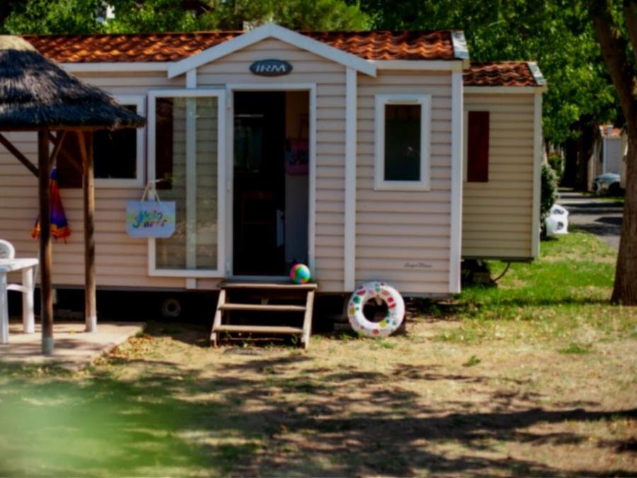 Camping Pas Cher vous présente avec son site Officiel campingpascher.fr, le Camping Le Cayola classé 4 étoiles, situé sur la commune de Vias dans le département Hérault (Languedoc Roussillon) en France. Le camping Le Cayola, vous présente un hébergement de type mobil-home de 23 m² avec climatisation et télévision. Le camping Le Cayola vous proposeun séjour PAS CHER avec une REMISEdu dimanche 21 juin au dimanche 28 juin 2026, en promotion à -32% pour 7 nuits à 206 € au lieu de 306,0 € soit une Économie de 100 €. Cette location propose 6 dates différentes pour réserver votre séjour. Découvrez également les 27 autres gammes d'hébergements du camping. Les Avis clients pour le Camping Le Cayola sont excellents avec une note moyenne de 8 sur 10. Piscine chauffée, Piscine extérieure, Animation ados, Animations familiales, Club enfants, Aire de jeux enfants, Baby-foot, Canoë-kayak, Court de tennis, Jet-ski, Location de bateaux, Paddle, Ping-pong, Piscine, Pétanque, Structure gonflable enfants, Terrain de beach-volley, Terrain multisports, Bar, Brasserie, Épicerie,... En savoir plus : cliquez-ICI.