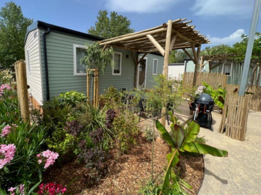 Camping Pas Cher vous présente avec son site Officiel campingpascher.fr, le Camping Paradis Cayola classé 4 étoiles, situé sur la commune de Vias dans le département Hérault (Languedoc Roussillon) en France. Le camping Paradis Cayola vous propose un hébergement de type mobil-home de 32 m² avec climatisation (télévision). L'établissement vous propose 27 autres types d'hébergements. Découvrez tous nos séjours à petits prix dans la commune et aux alentours de Vias du département : Hérault (Languedoc Roussillon). Les Avis clients pour le Camping Paradis Cayola sont excellents avec une note moyenne de 8 sur 10. Piscine chauffée, Piscine extérieure, Animation ados, Animations familiales, Club enfants, Aire de jeux enfants, Baby-foot, Canoë-kayak, Court de tennis, Jet-ski, Location de bateaux, Paddle, Ping-pong, Piscine, Pétanque, Structure gonflable enfants, Terrain de beach-volley, Terrain multisports, Bar, Brasserie, Épicerie,... En savoir plus : cliquez-ICI.