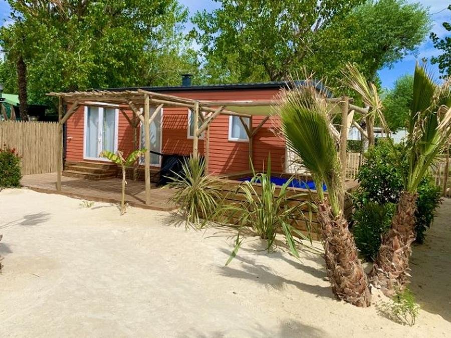 Camping Pas Cher vous présente avec son site Officiel campingpascher.fr, le Camping Paradis Cayola classé 4 étoiles, situé sur la commune de Vias dans le département Hérault (Languedoc Roussillon) en France. Le camping Paradis Cayola vous propose un hébergement de type mobil-home de 32 m² avec climatisation (télévision). L'établissement vous propose 27 autres types d'hébergements. Découvrez tous nos séjours à petits prix dans la commune et aux alentours de Vias du département : Hérault (Languedoc Roussillon). Les Avis clients pour le Camping Paradis Cayola sont excellents avec une note moyenne de 8 sur 10. Piscine chauffée, Piscine extérieure, Animation ados, Animations familiales, Club enfants, Aire de jeux enfants, Baby-foot, Canoë-kayak, Court de tennis, Jet-ski, Location de bateaux, Paddle, Ping-pong, Piscine, Pétanque, Structure gonflable enfants, Terrain de beach-volley, Terrain multisports, Bar, Brasserie, Épicerie,... En savoir plus : cliquez-ICI.