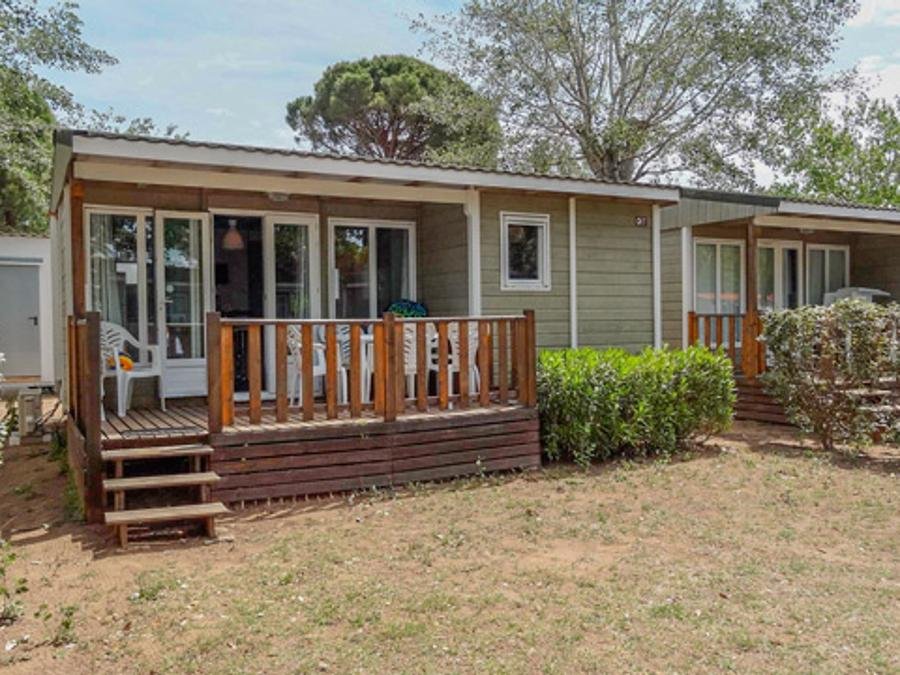 Camping Pas Cher vous présente avec son site Officiel campingpascher.fr, le Camping Paradis Cayola classé 4 étoiles, situé sur la commune de Vias dans le département Hérault (Languedoc Roussillon) en France. Le camping Paradis Cayola vous propose un hébergement de type chalet de 30 m² avec climatisation (télévision). L'établissement vous propose 27 autres types d'hébergements. Découvrez tous nos séjours à petits prix dans la commune et aux alentours de Vias du département : Hérault (Languedoc Roussillon). Les Avis clients pour le Camping Paradis Cayola sont excellents avec une note moyenne de 8 sur 10. Piscine chauffée, Piscine extérieure, Animation ados, Animations familiales, Club enfants, Aire de jeux enfants, Baby-foot, Canoë-kayak, Court de tennis, Jet-ski, Location de bateaux, Paddle, Ping-pong, Piscine, Pétanque, Structure gonflable enfants, Terrain de beach-volley, Terrain multisports, Bar, Brasserie, Épicerie,... En savoir plus : cliquez-ICI.