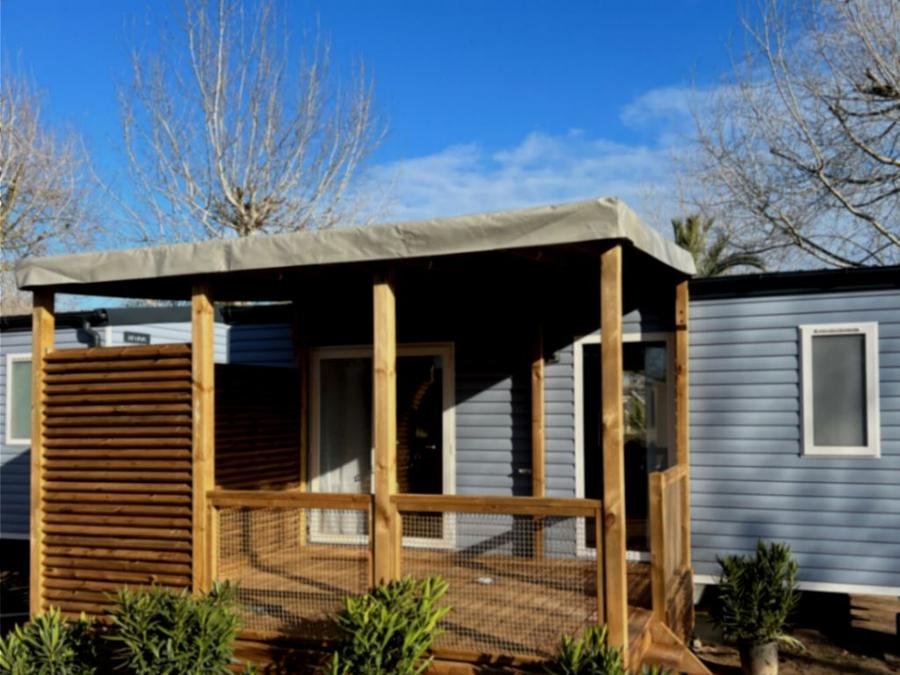 Camping Pas Cher vous présente avec son site Officiel campingpascher.fr, le Camping Le Cayola classé 4 étoiles, situé sur la commune de Vias dans le département Hérault (Languedoc Roussillon) en France. Le camping Le Cayola, vous présente un hébergement de type mobil-home de 26 m² avec climatisation et télévision. Le camping Le Cayola vous propose du dimanche 07 juin au dimanche 14 juin 2026, en promotion à -28% pour 7 nuits à 247 € au lieu de 347,0 € soit une Économie de 100 €. Cette location propose 8 dates différentes pour réserver votre séjour. Découvrez également les 27 autres gammes d'hébergements du camping. Les Avis clients pour le Camping Le Cayola sont excellents avec une note moyenne de 8 sur 10. Piscine chauffée, Piscine extérieure, Animation ados, Animations familiales, Club enfants, Aire de jeux enfants, Baby-foot, Canoë-kayak, Court de tennis, Jet-ski, Location de bateaux, Paddle, Ping-pong, Piscine, Pétanque, Structure gonflable enfants, Terrain de beach-volley, Terrain multisports, Bar, Brasserie, Épicerie,... En savoir plus : cliquez-ICI.