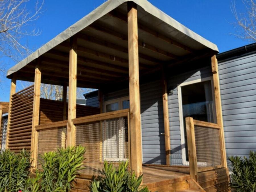Camping Pas Cher vous présente avec son site Officiel campingpascher.fr, le Camping Le Cayola classé 4 étoiles, situé sur la commune de Vias dans le département Hérault (Languedoc Roussillon) en France. Le camping Le Cayola, vous présente un hébergement de type mobil-home de 23 m² avec climatisation et télévision. Le camping Le Cayola vous proposeun séjour PAS CHER avec une REMISEdu sam. 06 juin au sam. 13 juin 2026, en promotion à -32% pour 7 nuits à 206 € au lieu de 306,0 € soit une Économie de 100 €. Cette location propose 9 dates différentes pour réserver votre séjour. Découvrez également les 27 autres gammes d'hébergements du camping. Les Avis clients pour le Camping Le Cayola sont excellents avec une note moyenne de 8 sur 10. Piscine chauffée, Piscine extérieure, Animation ados, Animations familiales, Club enfants, Aire de jeux enfants, Baby-foot, Canoë-kayak, Court de tennis, Jet-ski, Location de bateaux, Paddle, Ping-pong, Piscine, Pétanque, Structure gonflable enfants, Terrain de beach-volley, Terrain multisports, Bar, Brasserie, Épicerie,... En savoir plus : cliquez-ICI.