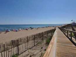 Camping Pas Cher vous présente avec son site Officiel campingpascher.fr, le Camping Paradis Cayola classé 4 étoiles, situé sur la commune de Vias dans le département Hérault (Languedoc Roussillon) en France. Le camping Paradis Cayola vous propose un hébergement de type mobil-home de 25 m² pour 1 personne avec climatisation (télévision). L'établissement vous propose 27 autres types d'hébergements. Découvrez tous nos séjours à petits prix dans la commune et aux alentours de Vias du département : Hérault (Languedoc Roussillon). Les Avis clients pour le Camping Paradis Cayola sont excellents avec une note moyenne de 8 sur 10. Piscine chauffée, Piscine extérieure, Animation ados, Animations familiales, Club enfants, Aire de jeux enfants, Baby-foot, Canoë-kayak, Court de tennis, Jet-ski, Location de bateaux, Paddle, Ping-pong, Piscine, Pétanque, Structure gonflable enfants, Terrain de beach-volley, Terrain multisports, Bar, Brasserie, Épicerie,... En savoir plus : cliquez-ICI.