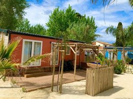 Camping Pas Cher vous présente avec son site Officiel campingpascher.fr, le Camping Paradis Cayola classé 4 étoiles, situé sur la commune de Vias dans le département Hérault (Languedoc Roussillon) en France. Le camping Paradis Cayola vous propose un hébergement de type mobil-home de 30 m² avec climatisation (télévision). L'établissement vous propose 27 autres types d'hébergements. Découvrez tous nos séjours à petits prix dans la commune et aux alentours de Vias du département : Hérault (Languedoc Roussillon). Les Avis clients pour le Camping Paradis Cayola sont excellents avec une note moyenne de 8 sur 10. Piscine chauffée, Piscine extérieure, Animation ados, Animations familiales, Club enfants, Aire de jeux enfants, Baby-foot, Canoë-kayak, Court de tennis, Jet-ski, Location de bateaux, Paddle, Ping-pong, Piscine, Pétanque, Structure gonflable enfants, Terrain de beach-volley, Terrain multisports, Bar, Brasserie, Épicerie,... En savoir plus : cliquez-ICI.