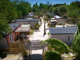 Camping Pas Cher vous présente avec son site Officiel campingpascher.fr, le Camping Paradis Cayola classé 4 étoiles, situé sur la commune de Vias dans le département Hérault (Languedoc Roussillon) en France. Le camping Paradis Cayola, vous présente un hébergement de type mobil-home de 19 m² avec climatisation et télévision. Le camping Paradis Cayola vous propose du sam. 30 mai au sam. 06 juin 2026, en promotion à -5% pour 7 nuits à 253 € au lieu de 267,0 € soit une Économie de 14 €. Cette location propose 13 dates différentes pour réserver votre séjour. Découvrez également les 27 autres gammes d'hébergements du camping. Les Avis clients pour le Camping Paradis Cayola sont excellents avec une note moyenne de 8 sur 10. Piscine chauffée, Piscine extérieure, Animation ados, Animations familiales, Club enfants, Aire de jeux enfants, Baby-foot, Canoë-kayak, Court de tennis, Jet-ski, Location de bateaux, Paddle, Ping-pong, Piscine, Pétanque, Structure gonflable enfants, Terrain de beach-volley, Terrain multisports, Bar, Brasserie, Épicerie,... En savoir plus : cliquez-ICI.