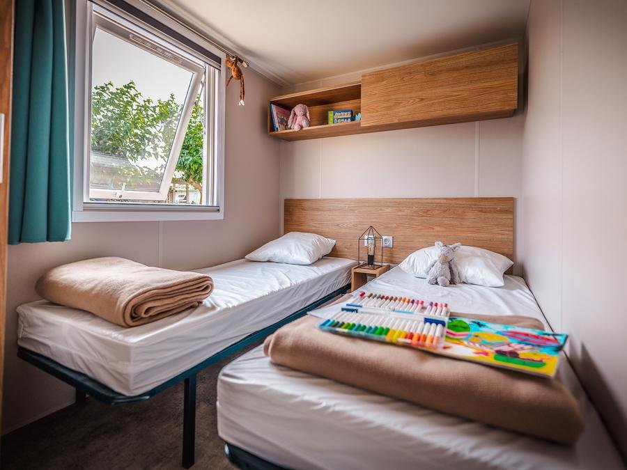 Camping Pas Cher vous présente avec son site Officiel campingpascher.fr, le Camping Le Roucan West classé 3 étoiles, situé sur la commune de Vias dans le département Hérault (Languedoc Roussillon) en France. Le camping Le Roucan West, vous présente un hébergement de type mobil-home de 33 m² pour 6 personnes avec climatisation et télévision. Le camping Le Roucan West vous proposeun séjour PAS CHER avec une REMISEdu vendredi 05 juin au vendredi 12 juin 2026 avec une PROMO de DERNIÈRE MINUTE, en promotion à -30% pour 7 nuits à 322 € au lieu de 460,0 € soit une Économie de 138 €. Cette location propose 26 dates différentes pour réserver votre séjour. Découvrez également les 7 autres gammes d'hébergements du camping. Les Avis clients pour le Camping Le Roucan West sont excellents avec une note moyenne de 8 sur 10. Mer, Piscine chauffée, Piscine extérieure, Animation ados, Animations familiales, Club enfants, Aire de jeux enfants, Baby-foot, Flipper, Ping-pong, Pétanque, Salle de jeux vidéo, Terrain multisports, Dépôt de pain, Épicerie,... En savoir plus : cliquez-ICI.