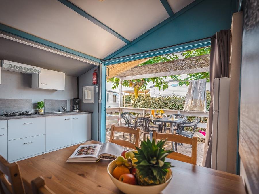 Camping Pas Cher vous présente avec son site Officiel campingpascher.fr, le Camping Le Roucan West classé 3 étoiles, situé sur la commune de Vias dans le département Hérault (Languedoc Roussillon) en France. Le camping Le Roucan West, vous présente un hébergement de type chalet de 32 m² pour 5 personnes avec climatisation et télévision. Le camping Le Roucan West vous propose du dimanche 07 juin au dimanche 14 juin 2026 pour 7 nuits à 370€. Cette location propose 19 dates différentes pour réserver votre séjour. Découvrez également les 7 autres gammes d'hébergements du camping. Les Avis clients pour le Camping Le Roucan West sont excellents avec une note moyenne de 8 sur 10. Mer, Piscine chauffée, Piscine extérieure, Animation ados, Animations familiales, Club enfants, Aire de jeux enfants, Baby-foot, Flipper, Ping-pong, Piscine, Pétanque, Salle de jeux vidéo, Terrain multisports, Dépôt de pain, Épicerie,... En savoir plus : cliquez-ICI.