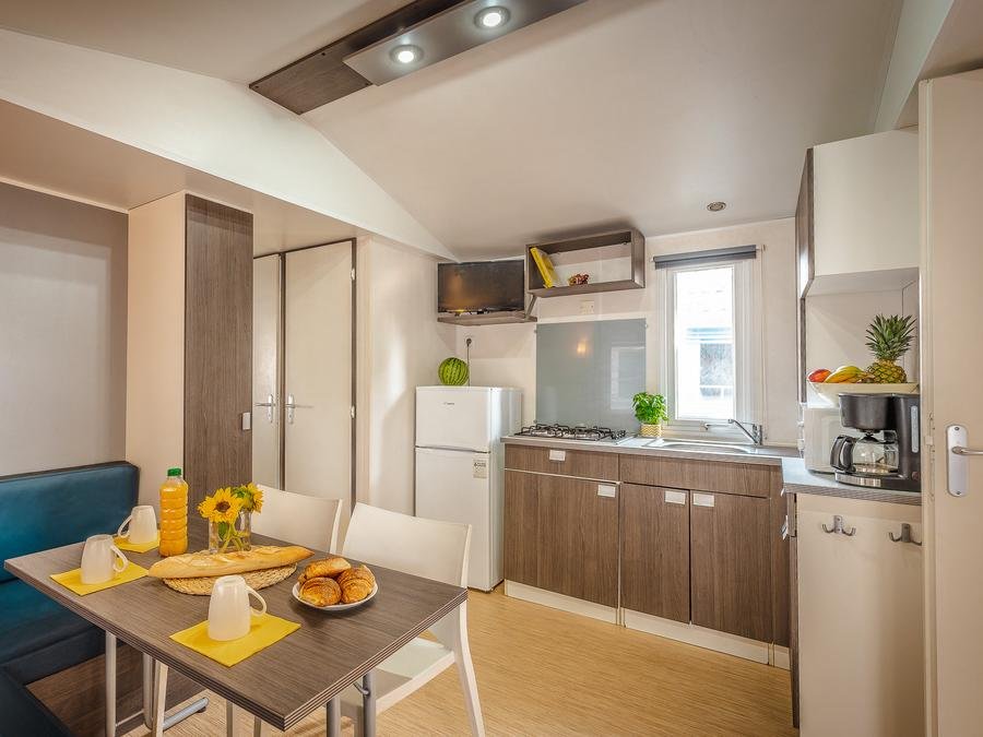 Camping Pas Cher vous présente avec son site Officiel campingpascher.fr, le Camping Le Roucan West classé 3 étoiles, situé sur la commune de Vias dans le département Hérault (Languedoc Roussillon) en France. Le camping Le Roucan West, vous présente un hébergement de type mobil-home de 32 m² pour 6 personnes avec climatisation et télévision. Le camping Le Roucan West vous propose du lundi 08 juin au lundi 15 juin 2026 pour 7 nuits à 325€. Cette location propose 17 dates différentes pour réserver votre séjour. Découvrez également les 7 autres gammes d'hébergements du camping. Les Avis clients pour le Camping Le Roucan West sont excellents avec une note moyenne de 8 sur 10. Mer, Piscine chauffée, Piscine extérieure, Animation ados, Animations familiales, Club enfants, Aire de jeux enfants, Baby-foot, Flipper, Ping-pong, Pétanque, Salle de jeux vidéo, Terrain multisports, Dépôt de pain, Épicerie,... En savoir plus : cliquez-ICI.