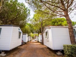 Camping Pas Cher vous présente avec son site Officiel campingpascher.fr, le Camping Le Roucan West classé 3 étoiles, situé sur la commune de Vias dans le département Hérault (Languedoc Roussillon) en France. Le camping Le Roucan West vous propose un hébergement de type mobil-home de 35 m² pour 6 personnes avec climatisation (télévision). L'établissement vous propose 6 autres types d'hébergements. Découvrez tous nos séjours à petits prix dans la commune et aux alentours de Vias du département : Hérault (Languedoc Roussillon). Les Avis clients pour le Camping Le Roucan West sont excellents avec une note moyenne de 8 sur 10. Mer, Piscine chauffée, Piscine extérieure, Animation ados, Animations familiales, Club enfants, Aire de jeux enfants, Baby-foot, Flipper, Ping-pong, Pétanque, Salle de jeux vidéo, Terrain multisports, Dépôt de pain, Épicerie,... En savoir plus : cliquez-ICI.