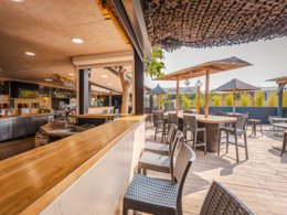 Camping Pas Cher vous présente avec son site Officiel campingpascher.fr, le Camping Le Roucan West classé 3 étoiles, situé sur la commune de Vias dans le département Hérault (Languedoc Roussillon) en France. Le camping Le Roucan West vous propose un hébergement de type mobil-home de 38 m² pour 8 personnes avec climatisation (télévision). L'établissement vous propose 6 autres types d'hébergements. Découvrez tous nos séjours à petits prix dans la commune et aux alentours de Vias du département : Hérault (Languedoc Roussillon). Les Avis clients pour le Camping Le Roucan West sont excellents avec une note moyenne de 8 sur 10. Mer, Piscine chauffée, Piscine extérieure, Animation ados, Animations familiales, Club enfants, Aire de jeux enfants, Baby-foot, Flipper, Ping-pong, Pétanque, Salle de jeux vidéo, Terrain multisports, Dépôt de pain, Épicerie,... En savoir plus : cliquez-ICI.