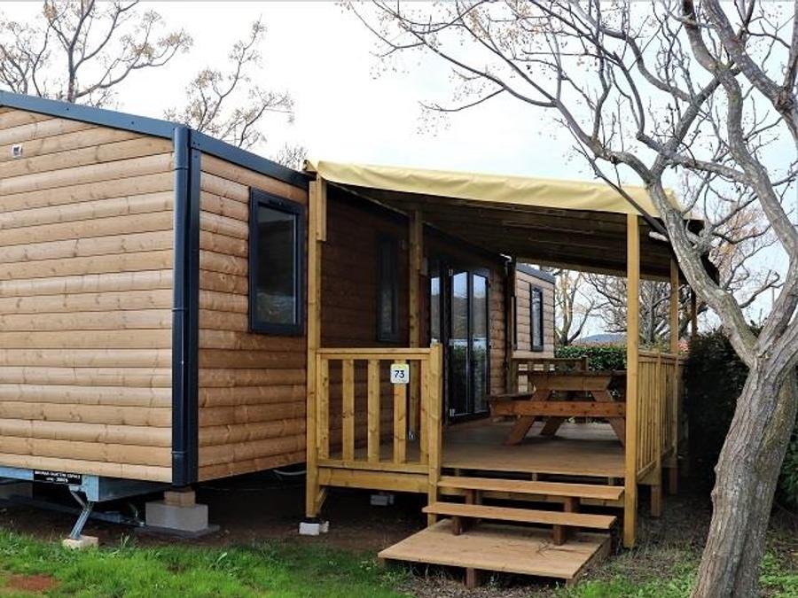 Camping Pas Cher vous présente avec son site Officiel campingpascher.fr, le Camping Flower Altea classé 3 étoiles, situé sur la commune de Vic La Gardiole dans le département Hérault (Languedoc Roussillon) en France. Le camping Flower Altea vous propose un hébergement de type mobil-home de 40 m² pour 1 personne avec climatisation (télévision). L'établissement vous propose 3 autres types d'hébergements. Découvrez tous nos séjours à petits prix dans la commune et aux alentours de Vic La Gardiole du département : Hérault (Languedoc Roussillon). Les Avis clients pour le Camping Flower Altea sont excellents avec une note moyenne de 8 sur 10. Piscine chauffée, Piscine extérieure, Animations familiales, Club enfants, Aire de jeux enfants, Canoë-kayak, Canyoning, Centre équestre, Court de tennis, Cyclisme, Paddle, Ping-pong, Piscine, Plongée, Pédalo, Pétanque, Salle de fitness, Structure gonflable enfants, Terrain de football, Terrain multisports, Trampoline, kiteSurf, Bar, Dépôt de pain, Pizzeria, Plats à emporter, Snack/Bar, Épicerie,... En savoir plus : cliquez-ICI.