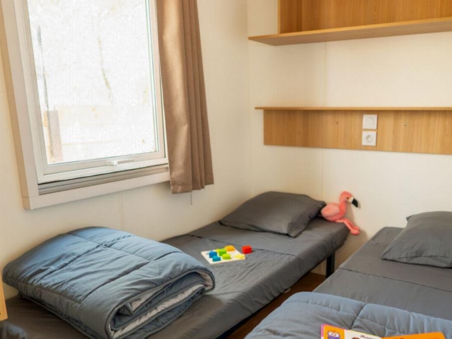 Camping Pas Cher vous présente avec son site Officiel campingpascher.fr, le Camping Mas Des Roses classé 3 étoiles, situé sur la commune de Vic La Gardiole dans le département Hérault (Languedoc Roussillon) en France. Le camping Mas Des Roses vous propose un hébergement de type mobil-home. L'établissement vous propose 14 autres types d'hébergements. Découvrez tous nos séjours à petits prix dans la commune et aux alentours de Vic La Gardiole du département : Hérault (Languedoc Roussillon). Les Avis clients pour le Camping Mas Des Roses sont excellents avec une note moyenne de 8 sur 10. Piscine chauffée, Piscine extérieure, Animations familiales, Club enfants, Aire de jeux enfants, Canoë-kayak, Canyoning, Centre équestre, Court de tennis, Cyclisme, Paddle, Ping-pong, Piscine, Plongée, Pédalo, Pétanque, Salle de fitness, Structure gonflable enfants, Terrain de football, Terrain multisports, Trampoline, kiteSurf, Bar, Dépôt de pain, Pizzeria, Plats à emporter, Snack/Bar, Épicerie,... En savoir plus : cliquez-ICI.