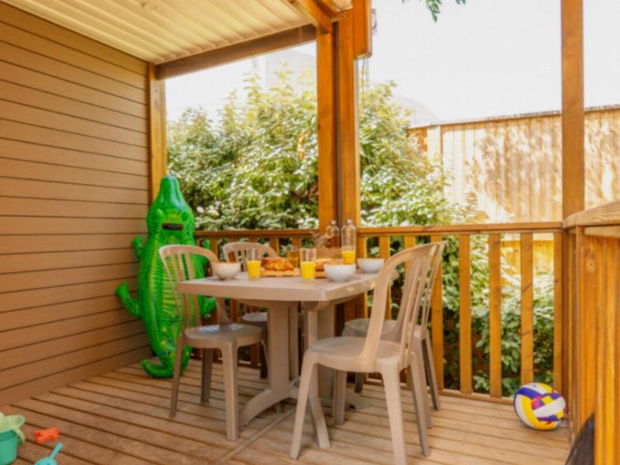 Camping Pas Cher vous présente avec son site Officiel campingpascher.fr, le Camping Mas Des Roses classé 3 étoiles, situé sur la commune de Vic La Gardiole dans le département Hérault (Languedoc Roussillon) en France. Le camping Mas Des Roses, vous présente un hébergement de type mobil-home. Le camping Mas Des Roses vous propose du sam. 04 juillet au sam. 11 juillet 2026, en promotion à -9% pour 7 nuits à 832,52 € au lieu de 924,0 € soit une Économie de 91,48 €. Cette location propose 150 dates différentes pour réserver votre séjour. Découvrez également les 15 autres gammes d'hébergements du camping. Les Avis clients pour le Camping Mas Des Roses sont excellents avec une note moyenne de 8 sur 10. Piscine chauffée, Piscine extérieure, Animations familiales, Club enfants, Aire de jeux enfants, Canoë-kayak, Canyoning, Centre équestre, Court de tennis, Cyclisme, Paddle, Ping-pong, Piscine, Plongée, Pédalo, Pétanque, Salle de fitness, Structure gonflable enfants, Terrain de football, Terrain multisports, Trampoline, kiteSurf, Bar, Dépôt de pain, Pizzeria, Plats à emporter, Snack/Bar, Épicerie,... En savoir plus : cliquez-ICI.