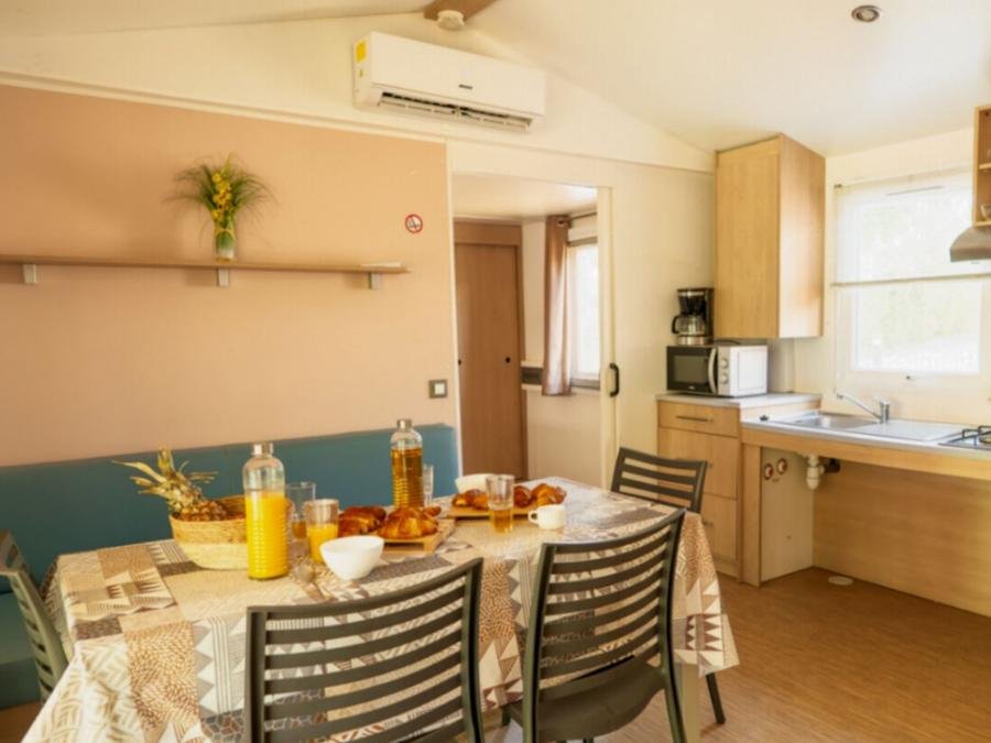 Camping Pas Cher vous présente avec son site Officiel campingpascher.fr, le Camping Mas Des Roses classé 3 étoiles, situé sur la commune de Vic La Gardiole dans le département Hérault (Languedoc Roussillon) en France. Le camping Mas Des Roses, vous présente un hébergement de type mobil-home de 35 m² pour 2 personnes avec climatisation et télévision. Le camping Mas Des Roses vous propose du sam. 28 novembre au sam. 05 décembre 2026 pour 7 nuits à 259.7€. Cette location propose 143 dates différentes pour réserver votre séjour. Découvrez également les 14 autres gammes d'hébergements du camping. Les Avis clients pour le Camping Mas Des Roses sont excellents avec une note moyenne de 8 sur 10. Piscine chauffée, Piscine extérieure, Animations familiales, Club enfants, Aire de jeux enfants, Canoë-kayak, Canyoning, Centre équestre, Court de tennis, Cyclisme, Paddle, Ping-pong, Piscine, Plongée, Pédalo, Pétanque, Salle de fitness, Structure gonflable enfants, Terrain de football, Terrain multisports, Trampoline, kiteSurf, Bar, Dépôt de pain, Pizzeria, Plats à emporter, Snack/Bar, Épicerie,... En savoir plus : cliquez-ICI.