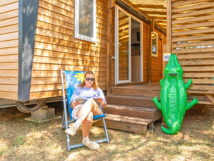 Camping Pas Cher vous présente avec son site Officiel campingpascher.fr, le Camping Mas Des Roses classé 3 étoiles, situé sur la commune de Vic La Gardiole dans le département Hérault (Languedoc Roussillon) en France. Le camping Mas Des Roses vous propose un hébergement de type mobil-home. L'établissement vous propose 14 autres types d'hébergements. Découvrez tous nos séjours à petits prix dans la commune et aux alentours de Vic La Gardiole du département : Hérault (Languedoc Roussillon). Les Avis clients pour le Camping Mas Des Roses sont excellents avec une note moyenne de 8 sur 10. Piscine chauffée, Piscine extérieure, Animations familiales, Club enfants, Aire de jeux enfants, Canoë-kayak, Canyoning, Centre équestre, Court de tennis, Cyclisme, Paddle, Ping-pong, Piscine, Plongée, Pédalo, Pétanque, Salle de fitness, Structure gonflable enfants, Terrain de football, Terrain multisports, Trampoline, kiteSurf, Bar, Dépôt de pain, Pizzeria, Plats à emporter, Snack/Bar, Épicerie,... En savoir plus : cliquez-ICI.