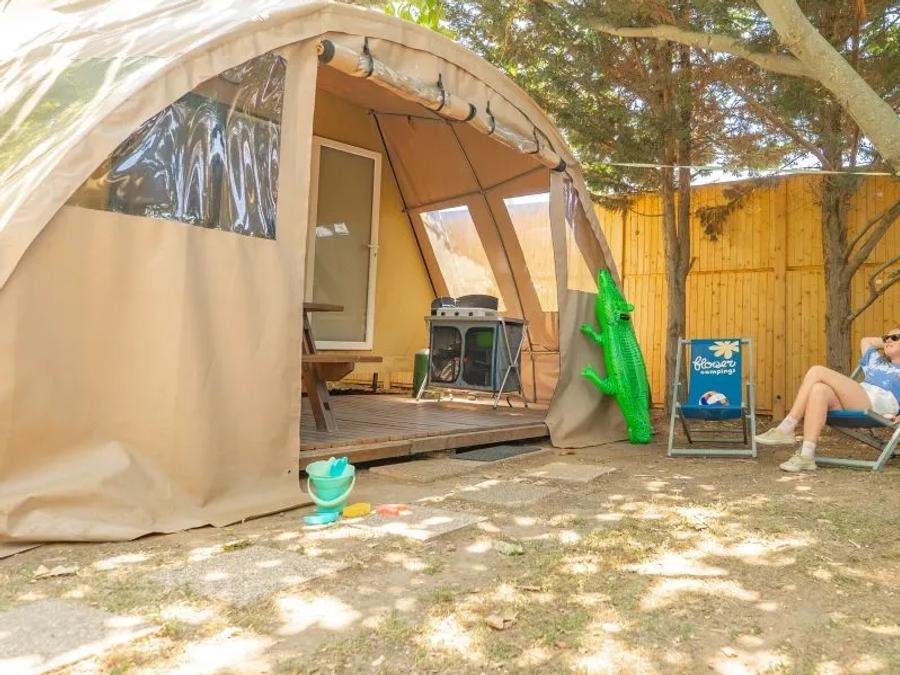 Camping Pas Cher vous présente avec son site Officiel campingpascher.fr, le Camping Mas Des Roses classé 3 étoiles, situé sur la commune de Vic La Gardiole dans le département Hérault (Languedoc Roussillon) en France. Le camping Mas Des Roses vous propose un hébergement de type hébergement insolite de 16 m² avec climatisation. L'établissement vous propose 15 autres types d'hébergements. Découvrez tous nos séjours à petits prix dans la commune et aux alentours de Vic La Gardiole du département : Hérault (Languedoc Roussillon). Les Avis clients pour le Camping Mas Des Roses sont excellents avec une note moyenne de 8 sur 10. Piscine chauffée, Piscine extérieure, Animations familiales, Club enfants, Aire de jeux enfants, Canoë-kayak, Canyoning, Centre équestre, Court de tennis, Cyclisme, Paddle, Ping-pong, Piscine, Plongée, Pédalo, Pétanque, Salle de fitness, Structure gonflable enfants, Terrain de football, Terrain multisports, Trampoline, kiteSurf, Bar, Dépôt de pain, Pizzeria, Plats à emporter, Snack/Bar, Épicerie,... En savoir plus : cliquez-ICI.