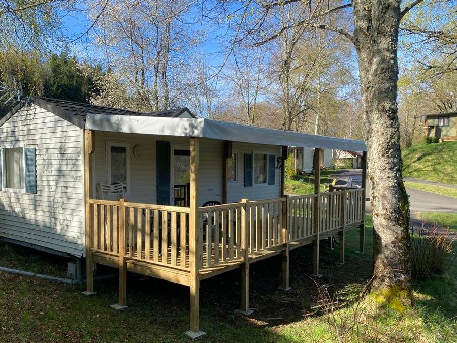 Camping Pas Cher vous présente avec son site Officiel campingpascher.fr, le Camping Pommeraie classé 4 étoiles, situé sur la commune de Vic Sur Cere dans le département Cantal (Auvergne) en France. Le camping Pommeraie, vous présente un hébergement de type mobil-home de 30 m² et télévision. Le camping Pommeraie vous propose du lundi 07 septembre au lundi 14 septembre 2026 pour 7 nuits à 380€. Cette location propose 12 dates différentes pour réserver votre séjour. Découvrez également les 14 autres gammes d'hébergements du camping. Les Avis clients pour le Camping Pommeraie sont excellents avec une note moyenne de 8 sur 10. Rivière, Piscine couverte, Piscine extérieure, Animations familiales, Club enfants, Aire de jeux enfants, Centre équestre, Court de tennis, Ping-pong, Pétanque, Randonnée, Structure gonflable enfants, Terrain multisports, Bar, Dépôt de pain, Plats à emporter, Restaurant, Snack/Bar, Supermarché, Épicerie,... En savoir plus : cliquez-ICI.